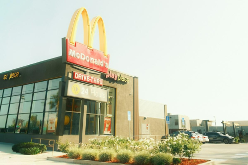 Menimbang Peluang dan Tantangan Bisnis F&B 24 Jam | KF Map – Digital Map for Property and Infrastructure in Indonesia