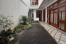 Knight Frank | Freshly Renovated - Move in Ready - Fully Furnished House in Menteng | Photo (thumbnail)