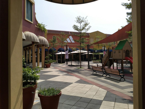 Barang High-End dengan Harga Miring? Premium Outlet Retail Jawabannya! | KF Map – Digital Map for Property and Infrastructure in Indonesia