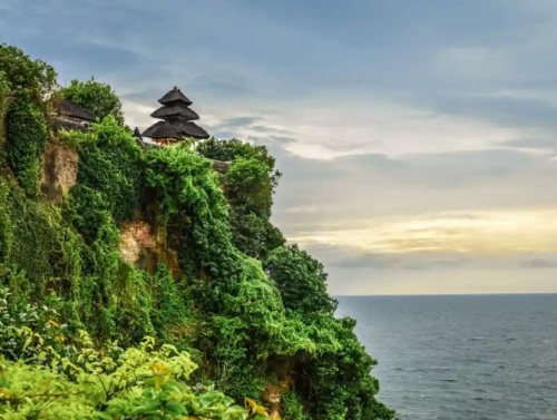 Uluwatu Temple, Landmark | We provide Indonesia infrastructure map on various property sectors and data. Access property listings, infrastructure developments, news, and valuable transaction data for informed decisions.