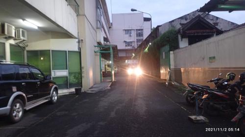 Gudang Griya Center Bandung, Warehouse, PT Yomart Rukun Selalu | We provide Indonesia infrastructure map on various property sectors and data. Access property listings, infrastructure developments, news, and valuable transaction data for informed decisions.