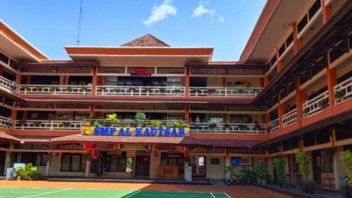 Al Kautsar Junior High School, Private School | We provide Indonesia infrastructure map on various property sectors and data. Access property listings, infrastructure developments, news, and valuable transaction data for informed decisions.