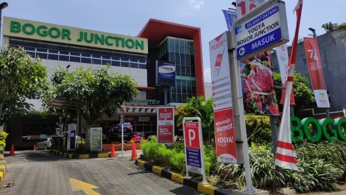 Bogor Junction merupakan salah satu pusat perbelanjaan yang terletak di Jl. Jend. Sudirman No. 11, Bogor. Bogor Junction berdiri pada tahun 2010 dibangun oleh Y...
