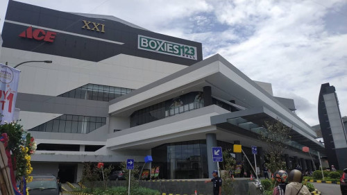 Boxies 123 Mall merupakan pusat perbelanjaan yang terletak di Jl. Raya Tajur, Kecamatan Kecamatan Bogor Timur, Kota Bogor. Mall ini dibangun oleh PT. Sinar Indo...