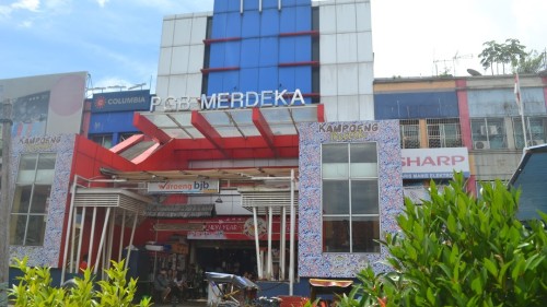 Pusat Grosir Bogor Merdeka merupakan salah satu pusat perbelanjaan yang terletak di Jl. Merdeka, Bogor Tengah, Kota Bogor. Pusat Grosir Bogor Merdeka berdiri pa...