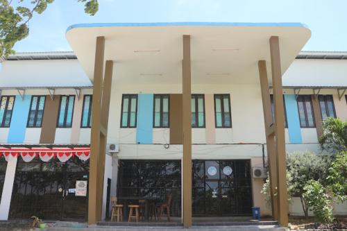 Islamic  Al Azhar 37 Banjarbaru Elementary School, Private School | We provide Indonesia infrastructure map on various property sectors and data. Access property listings, infrastructure developments, news, and valuable transaction data for informed decisions.