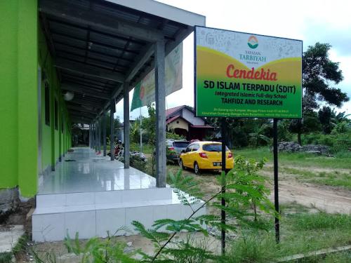 Integrated Cendekia Banjarbaru Elementary School, Private School | We provide Indonesia infrastructure map on various property sectors and data. Access property listings, infrastructure developments, news, and valuable transaction data for informed decisions.