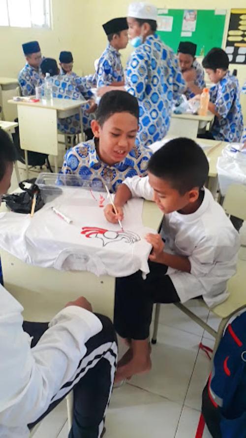 Islamic Hidayatul Quran Boarding School Banjar Baru Junior High School, Private School | We provide Indonesia infrastructure map on various property sectors and data. Access property listings, infrastructure developments, news, and valuable transaction data for informed decisions.