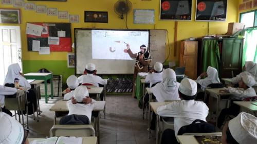Islamic Al Manshur Elementary School, Private School | We provide Indonesia infrastructure map on various property sectors and data. Access property listings, infrastructure developments, news, and valuable transaction data for informed decisions.