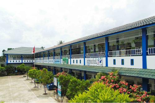 Integrated Robbani Junior High School, Private School | We provide Indonesia infrastructure map on various property sectors and data. Access property listings, infrastructure developments, news, and valuable transaction data for informed decisions.