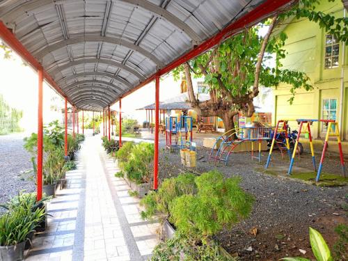 Integrated Qardhan Hasana Junior High School, Private School | We provide Indonesia infrastructure map on various property sectors and data. Access property listings, infrastructure developments, news, and valuable transaction data for informed decisions.