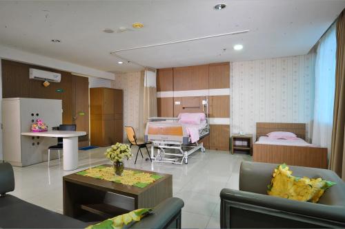 Primaya Hospital Bekasi Utara, Hospital | We provide Indonesia infrastructure map on various property sectors and data. Access property listings, infrastructure developments, news, and valuable transaction data for informed decisions.