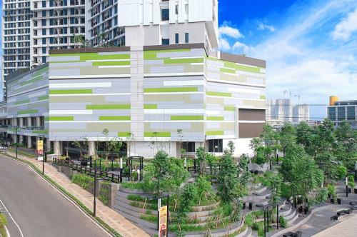 Greenwalk Mall merupakan pusat perbelanjaan yang terletak di Jl. HM. Joyo Martono, Kecamatan Tambun Selatan, Kabupaten Bekasi. Pusat perbelanjaan ini dibangun o...