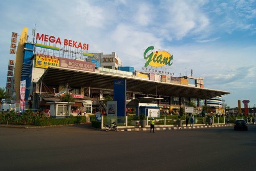 Mega Bekasi Hypermall merupakan pusat perbelanjaan yang terletak di Jalan  Jend. Ahmad Yani 1, Kecamatan Bekasi Selatan, Bekasi. Pusat perbelanjaan ini dibangun...