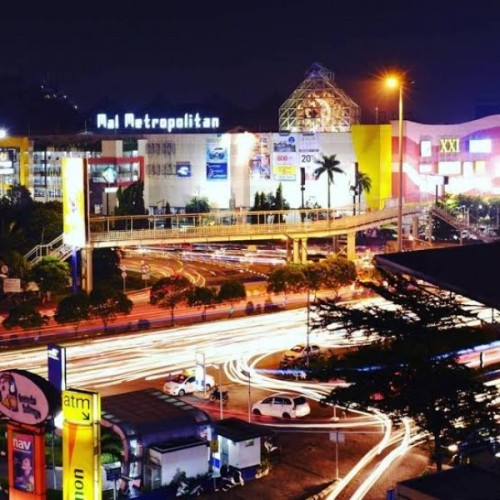 Metropolitan Mall atau biasa disebut MM merupakan pusat perbelanjaan yang terletak di Jalan KH Noer Ali, Kecamatan Bekasi Selatan, Bekasi. Pusat perbelanjaan in...