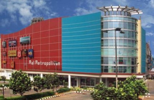Metropolitan Mall atau biasa disebut MM merupakan pusat perbelanjaan yang terletak di Jalan KH Noer Ali, Kecamatan Bekasi Selatan, Bekasi. Pusat perbelanjaan in...