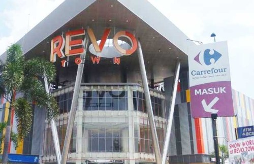 Revo Town merupakan pusat perbelanjaan yang terletak di Jalan Ahmad Yani, Kecamatan Bekasi Selatan, Bekasi. Pusat perbelanjaan ini dibangun oleh PT. Kilap Prope...