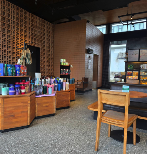 Starbucks Lippo Cikarang, Stand Alone Retail | We provide Indonesia infrastructure map on various property sectors and data. Access property listings, infrastructure developments, news, and valuable transaction data for informed decisions.