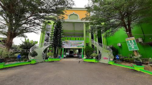 Al Kaffah Intergrated Islamic Elementary School, Private School | We provide Indonesia infrastructure map on various property sectors and data. Access property listings, infrastructure developments, news, and valuable transaction data for informed decisions.