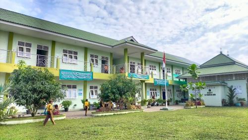 Ibnu Yunsi Integrated Islamic Elementary School, Private School | We provide Indonesia infrastructure map on various property sectors and data. Access property listings, infrastructure developments, news, and valuable transaction data for informed decisions.