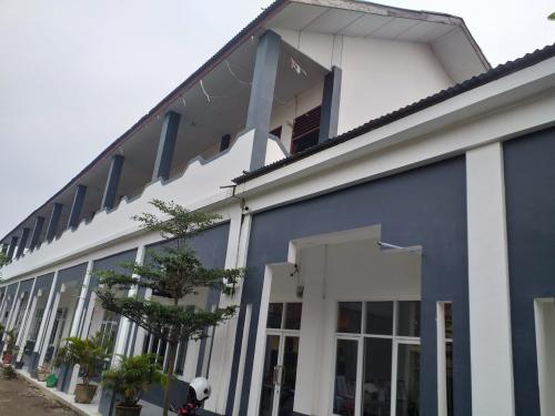 Setia Budi Senior High School, Private School | We provide Indonesia infrastructure map on various property sectors and data. Access property listings, infrastructure developments, news, and valuable transaction data for informed decisions.