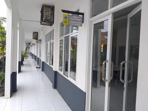 Setia Budi Vocational High School, Private School | We provide Indonesia infrastructure map on various property sectors and data. Access property listings, infrastructure developments, news, and valuable transaction data for informed decisions.