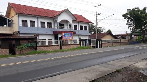 YPIS Maju Junior High School, Private School | We provide Indonesia infrastructure map on various property sectors and data. Access property listings, infrastructure developments, news, and valuable transaction data for informed decisions.
