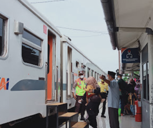 Krenceng Station, Commuter Station | We provide Indonesia infrastructure map on various property sectors and data. Access property listings, infrastructure developments, news, and valuable transaction data for informed decisions.