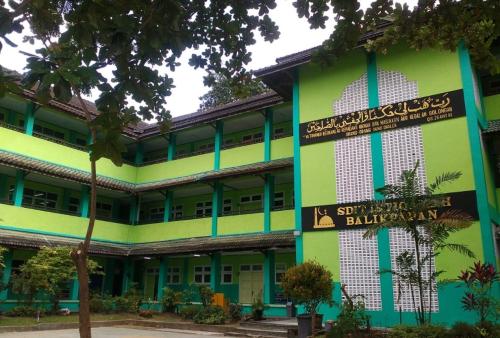 Istiqamah Islamic Primary School, Private School | We provide Indonesia infrastructure map on various property sectors and data. Access property listings, infrastructure developments, news, and valuable transaction data for informed decisions.