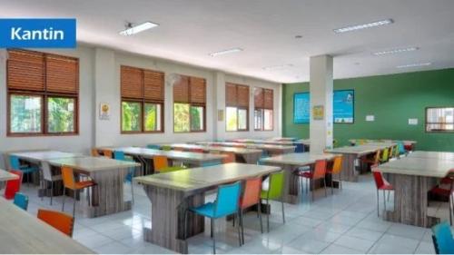 Istiqamah Integrated Islamic Primary School, Private School | We provide Indonesia infrastructure map on various property sectors and data. Access property listings, infrastructure developments, news, and valuable transaction data for informed decisions.