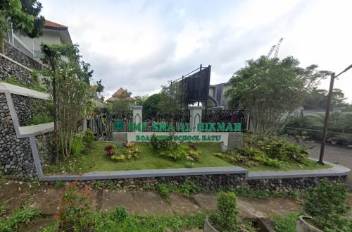 Al-Hikmah Boarding Senior High School Batu, Private School | We provide Indonesia infrastructure map on various property sectors and data. Access property listings, infrastructure developments, news, and valuable transaction data for informed decisions.