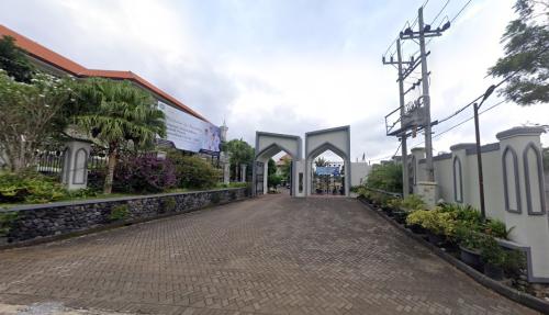 Al-Hikmah Boarding Senior High School Batu, Private School | We provide Indonesia infrastructure map on various property sectors and data. Access property listings, infrastructure developments, news, and valuable transaction data for informed decisions.