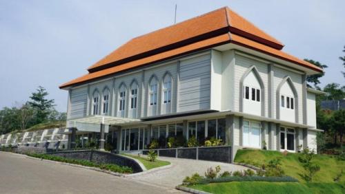 Al-Hikmah Boarding Senior High School Batu, Private School | We provide Indonesia infrastructure map on various property sectors and data. Access property listings, infrastructure developments, news, and valuable transaction data for informed decisions.