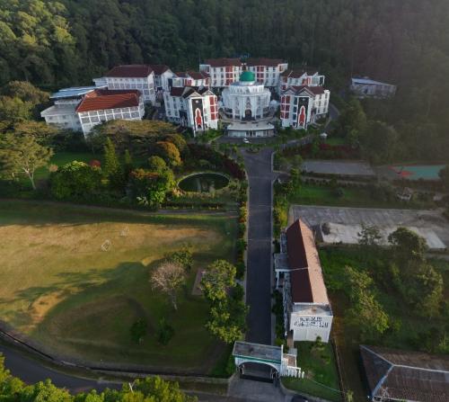 Al Izzah Integrated Islamic Junior High School Batu, Private School | We provide Indonesia infrastructure map on various property sectors and data. Access property listings, infrastructure developments, news, and valuable transaction data for informed decisions.