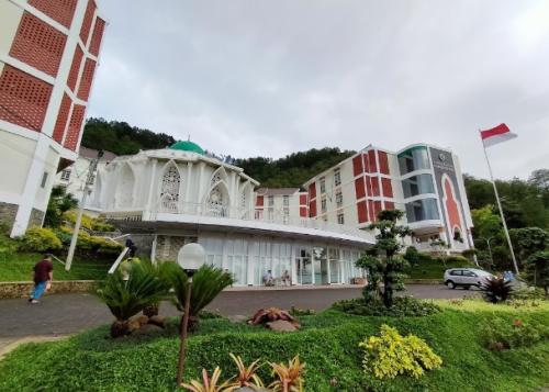 Al Izzah Integrated Islamic Junior High School Batu, Private School | We provide Indonesia infrastructure map on various property sectors and data. Access property listings, infrastructure developments, news, and valuable transaction data for informed decisions.