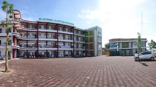 Al-Fattah Integral Primary School Batu, Private School | We provide Indonesia infrastructure map on various property sectors and data. Access property listings, infrastructure developments, news, and valuable transaction data for informed decisions.
