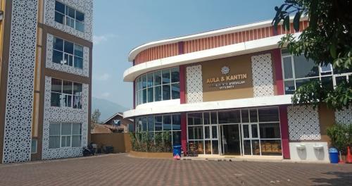 Al-Fattah Integral Primary School Batu, Private School | We provide Indonesia infrastructure map on various property sectors and data. Access property listings, infrastructure developments, news, and valuable transaction data for informed decisions.