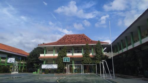 Al Azhar 5 Islamic Junior High School, Private School | We provide Indonesia infrastructure map on various property sectors and data. Access property listings, infrastructure developments, news, and valuable transaction data for informed decisions.