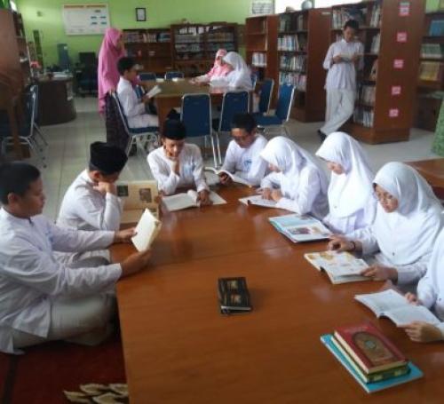 Al Azhar 5 Islamic Junior High School, Private School | We provide Indonesia infrastructure map on various property sectors and data. Access property listings, infrastructure developments, news, and valuable transaction data for informed decisions.
