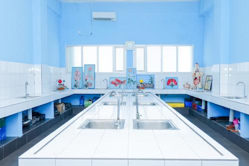 Geeta Junior High School, Private School | We provide Indonesia infrastructure map on various property sectors and data. Access property listings, infrastructure developments, news, and valuable transaction data for informed decisions.