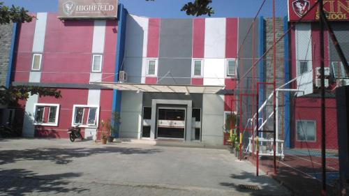 Highfield Junior High School, Private School | We provide Indonesia infrastructure map on various property sectors and data. Access property listings, infrastructure developments, news, and valuable transaction data for informed decisions.