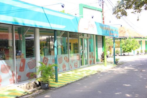 Nuurusshidiiq Islamic Junior High School, Private School | We provide Indonesia infrastructure map on various property sectors and data. Access property listings, infrastructure developments, news, and valuable transaction data for informed decisions.