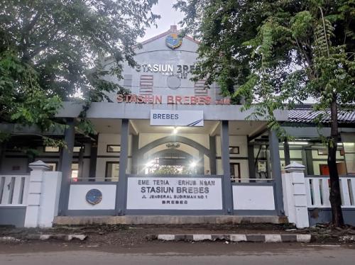 Brebes Station, Intercity Station | We provide Indonesia infrastructure map on various property sectors and data. Access property listings, infrastructure developments, news, and valuable transaction data for informed decisions.