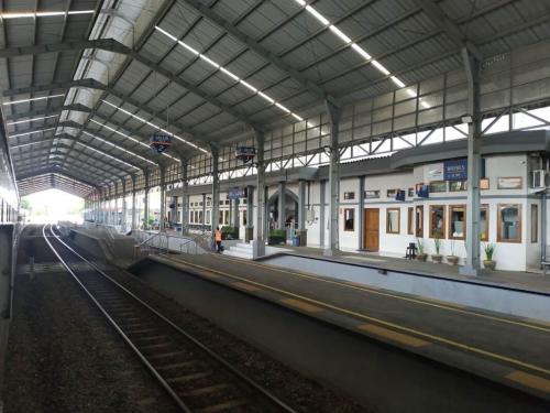 Brebes Station, Intercity Station | We provide Indonesia infrastructure map on various property sectors and data. Access property listings, infrastructure developments, news, and valuable transaction data for informed decisions.
