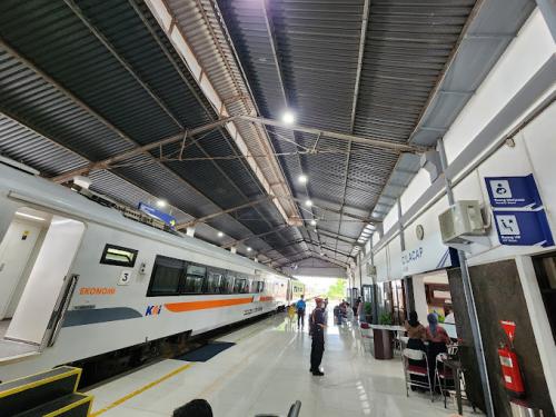 Cilacap Station, Intercity Station | We provide Indonesia infrastructure map on various property sectors and data. Access property listings, infrastructure developments, news, and valuable transaction data for informed decisions.