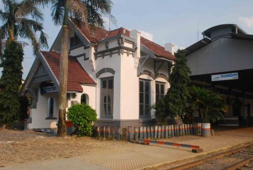 Gundih Station, Intercity Station | We provide Indonesia infrastructure map on various property sectors and data. Access property listings, infrastructure developments, news, and valuable transaction data for informed decisions.