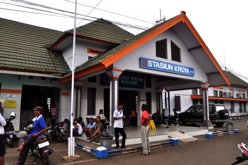 Kroya Station, Intercity Station | We provide Indonesia infrastructure map on various property sectors and data. Access property listings, infrastructure developments, news, and valuable transaction data for informed decisions.