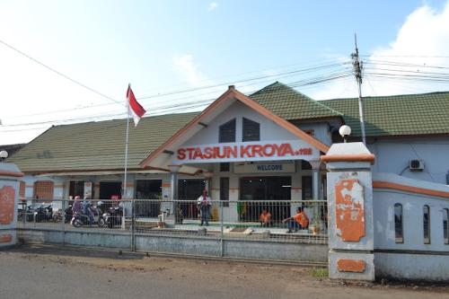 Kroya Station, Intercity Station | We provide Indonesia infrastructure map on various property sectors and data. Access property listings, infrastructure developments, news, and valuable transaction data for informed decisions.