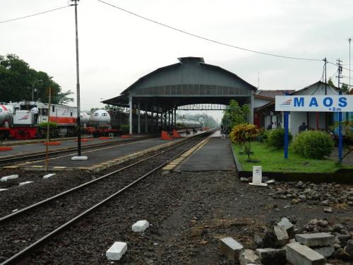 Maos Station, Intercity Station | We provide Indonesia infrastructure map on various property sectors and data. Access property listings, infrastructure developments, news, and valuable transaction data for informed decisions.