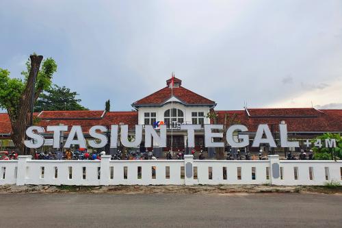 Tegal Station, Intercity Station | We provide Indonesia infrastructure map on various property sectors and data. Access property listings, infrastructure developments, news, and valuable transaction data for informed decisions.